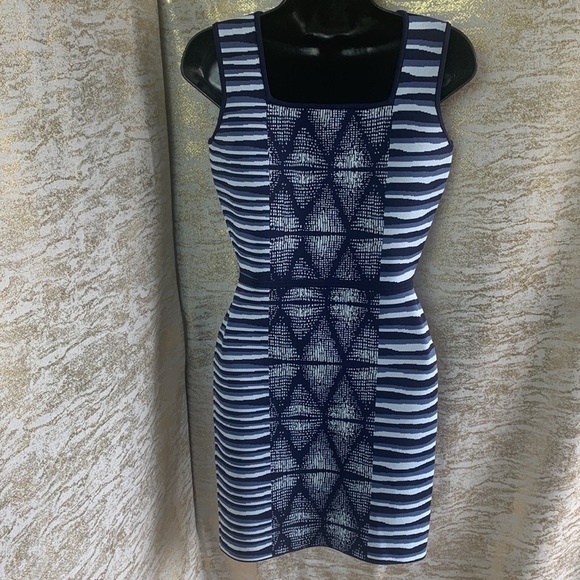 BCBG Maxazria Blue/White Ribbed Knit Hailey Shibori Dress Size M - Picture 9 of 15